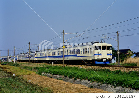 2007年 旧北陸本線を走る475系普通電車6両 2007年 旧北陸本線を走る475系普通電車6両 134219187