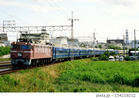 2007年 東海道本線を走るEF81102ブルートレイン日本海4号 2007年 東海道本線を走るEF81102ブルートレイン日本海4号 134219212