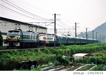 2007年　東海道本線を走るEF6642ブルートレインなは・あかつき 134219215