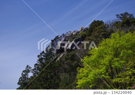 宝満山山頂のオーバハングの岩峰 134220040