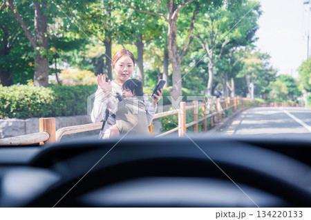 車と衝突しそうになる抱っこ紐をつけた女性 134220133