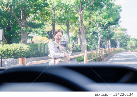 車と衝突しそうになる抱っこ紐をつけた女性 134220134