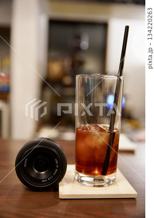 レトロな喫茶店で飲むコーヒーとカメラのレンズ レトロな喫茶店で飲むコーヒーとカメラのレンズ 134220263
