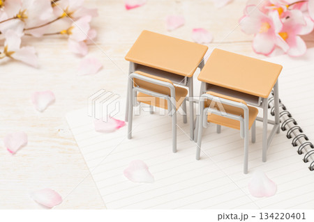 卒業入学イメージ|机とノートと桜 卒業入学イメージ|机とノートと桜 134220401