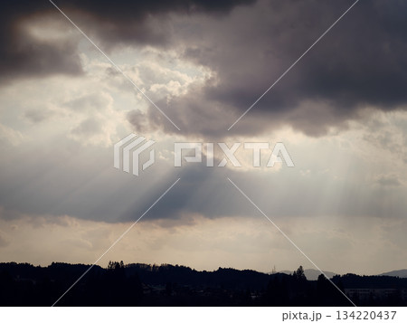 雲の隙間から差し込む光芒 雲の隙間から差し込む光芒 134220437