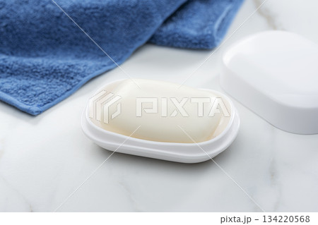 タオルと固形石けんが並ぶ清潔感あふれるバスルームの日用品イメージ 134220568