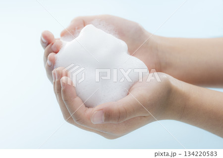 子どもの手に広がるきめ細かな泡を捉えた清潔感あふれるヘルスケアイメージ 134220583