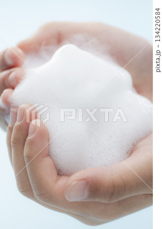 子どもの手に広がるきめ細かな泡を捉えた清潔感あふれるヘルスケアイメージ 134220584