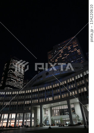 夜の新宿の高層ビル群 夜の新宿の高層ビル群 134220610