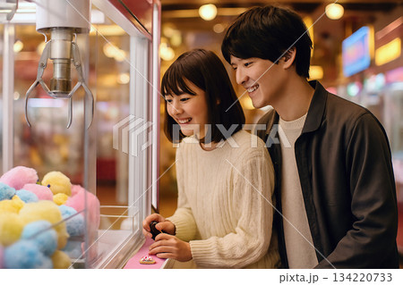 クレーンゲームをしているカップル 134220733