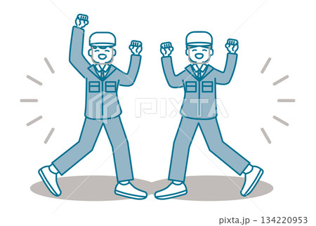 元気にガッツポーズをするヘルメットを被った作業服の男性たち 134220953