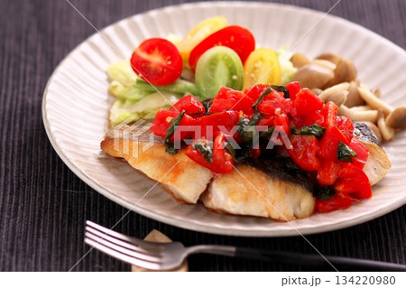 魚のグリルのケッカソースがけ 134220980