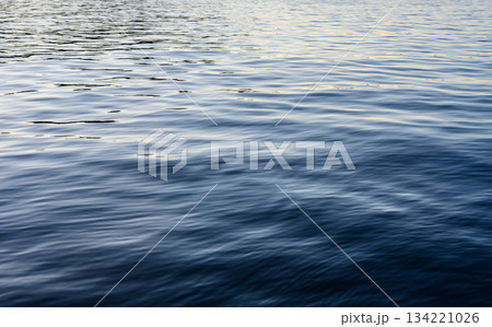深い青のさざ波 134221026