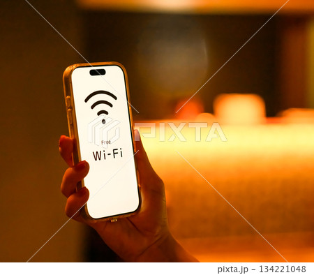 スマホでフリーWi-Fi接続画面 スマホでフリーWi-Fi接続画面 134221048