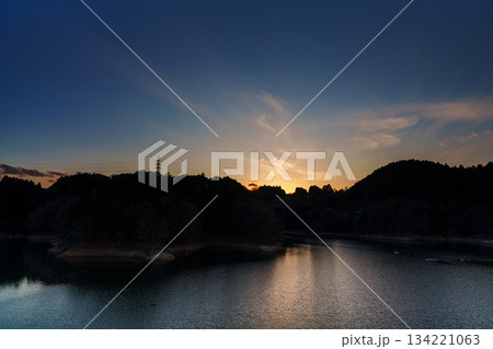 初冬の奈良布目ダムの夕焼け　24mm広角レンズが捉えた日没からブルーアワーまで　ゴールデンアワー① 134221063