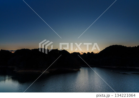 初冬の奈良布目ダムの夕焼け　24mm広角レンズが捉えた日没からブルーアワーまで　ゴールデンアワー② 134221064