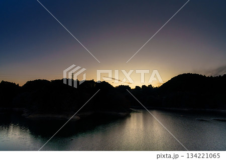 初冬の奈良布目ダムの夕焼け　24mm広角レンズが捉えた日没からブルーアワーまで　ゴールデンアワー③ 134221065