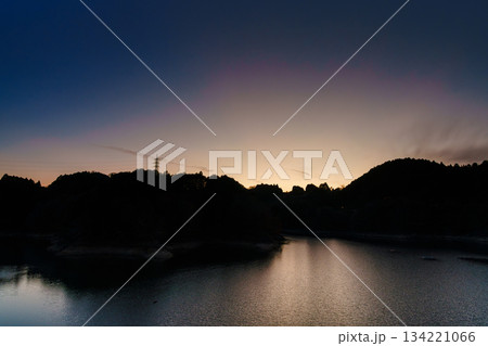 初冬の奈良布目ダムの夕焼け 24mm広角レンズが捉えた日没からブルーアワーまで ゴールデンアワー➃ 初冬の奈良布目ダムの夕焼け 24mm広角レンズが捉えた日没からブルーアワーまで ゴールデンアワー➃ 134221066