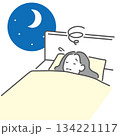 眠れない女性 134221117