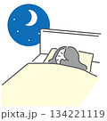 横向きで寝る女性 134221119