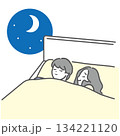 熟睡する男女 134221120