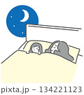 女児と寝る女性 134221123
