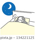咳で眠れない女性 134221125