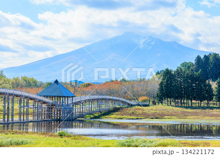 秋の鶴の舞橋と岩木山　青森県北津軽郡 134221172
