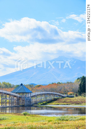 秋の鶴の舞橋と岩木山　青森県北津軽郡 134221174