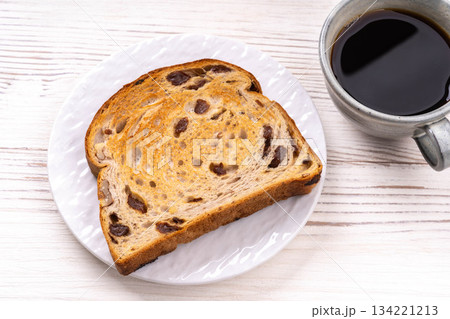 トーストしたくるみレーズン食パン 134221213