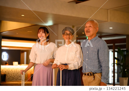 ホテルロビーで微笑む三世代家族 134221245