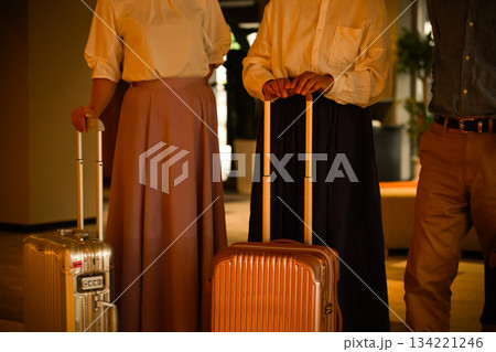 ホテルロビーでの旅行者 ホテルロビーでの旅行者 134221246