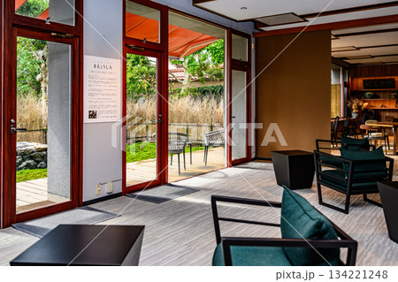 高級ホテルラウンジと庭 134221248