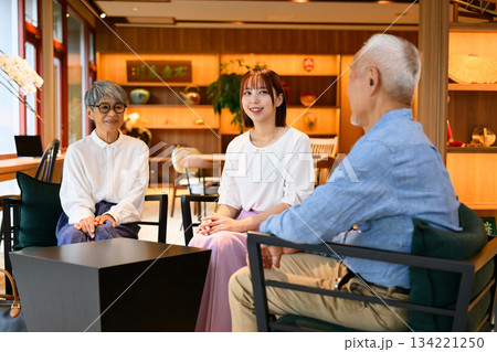 世代間交流と旅行の相談 撮影協力：隠岐プラザ 134221250