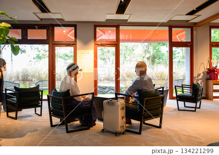 シニア夫婦のホテルラウンジでの会話 シニア夫婦のホテルラウンジでの会話 134221299