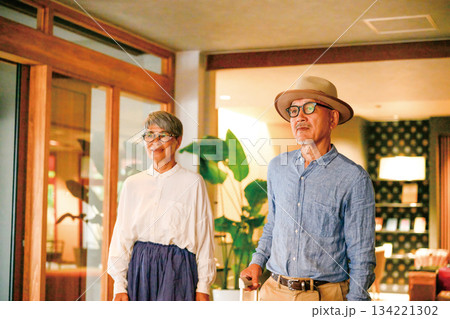 リラックスした熟年夫婦の旅行 リラックスした熟年夫婦の旅行 134221302