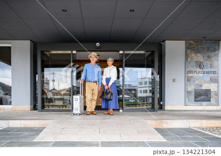 シニア夫婦のホテル到着と出発 シニア夫婦のホテル到着と出発 134221304