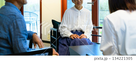高齢者と若い世代の面談 134221305