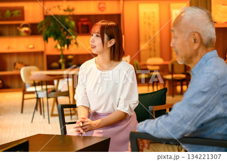 ホテルラウンジでの接客風景 134221307