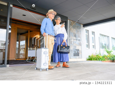 熟年夫婦の旅行チェックイン 134221311