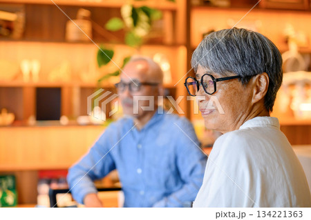 カフェで会話する高齢夫婦 134221363