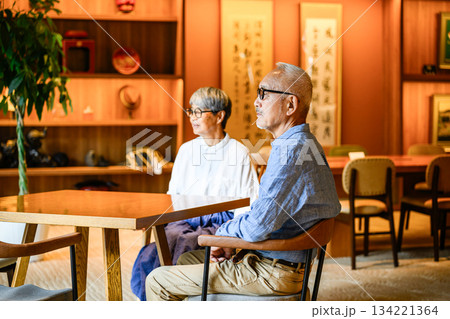 シニア夫婦、ラウンジで待機 シニア夫婦、ラウンジで待機 134221364