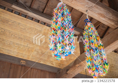 「岡山県」（12月）【素材】　カラフルな千羽鶴 134221578