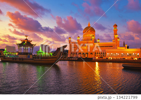 ブルネイのオールドモスクの美しい夕景 134221799