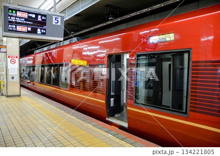 近鉄特急ひのとり 乗降口と発車案内 近鉄特急ひのとり 乗降口と発車案内 134221805