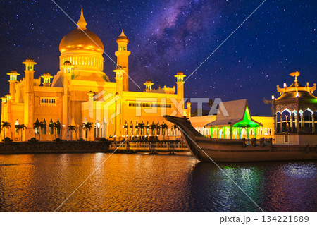 ブルネイのオールドモスクの美しい夜景風景 134221889