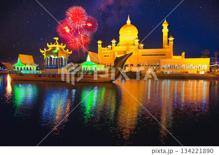 ブルネイのオールドモスクの美しい夜景風景 ブルネイのオールドモスクの美しい夜景風景 134221890
