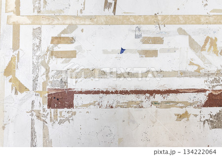 粘着テープの残骸が印象的なコンクリート壁のグランジテクスチャ 134222064