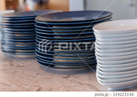 白と青い皿が整然と並ぶ飲食店のキッチンカウンター 134223138