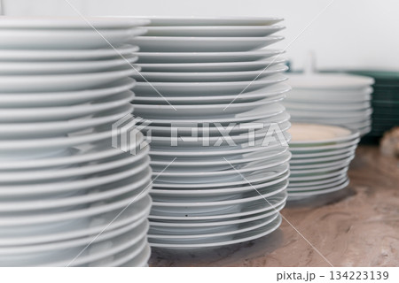 白い皿が整然と並ぶキッチンカウンター 134223139